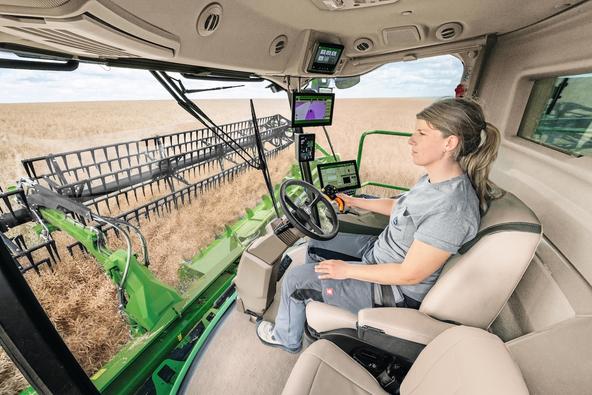 La cabina della nuova mietitrebbia S7 di John Deere con CommandCenter™ G5Plus per le funzioni di smart farming